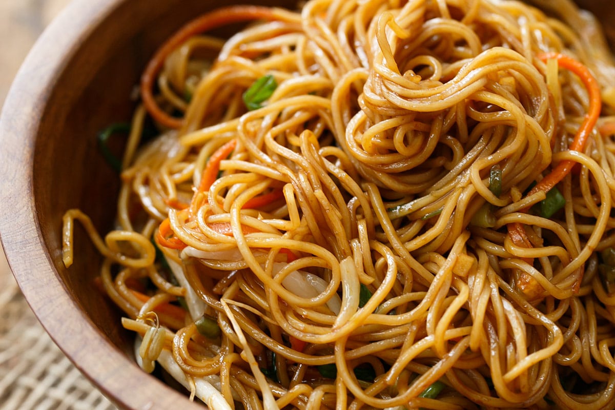 Fine Egg Noodles with Light Garlic Sauce