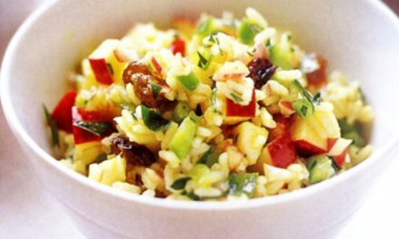 Chutney rice salad with pineapple and peanuts