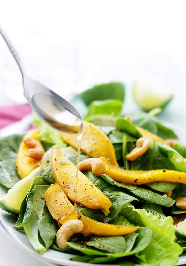 Sesame-spinach salad with mango