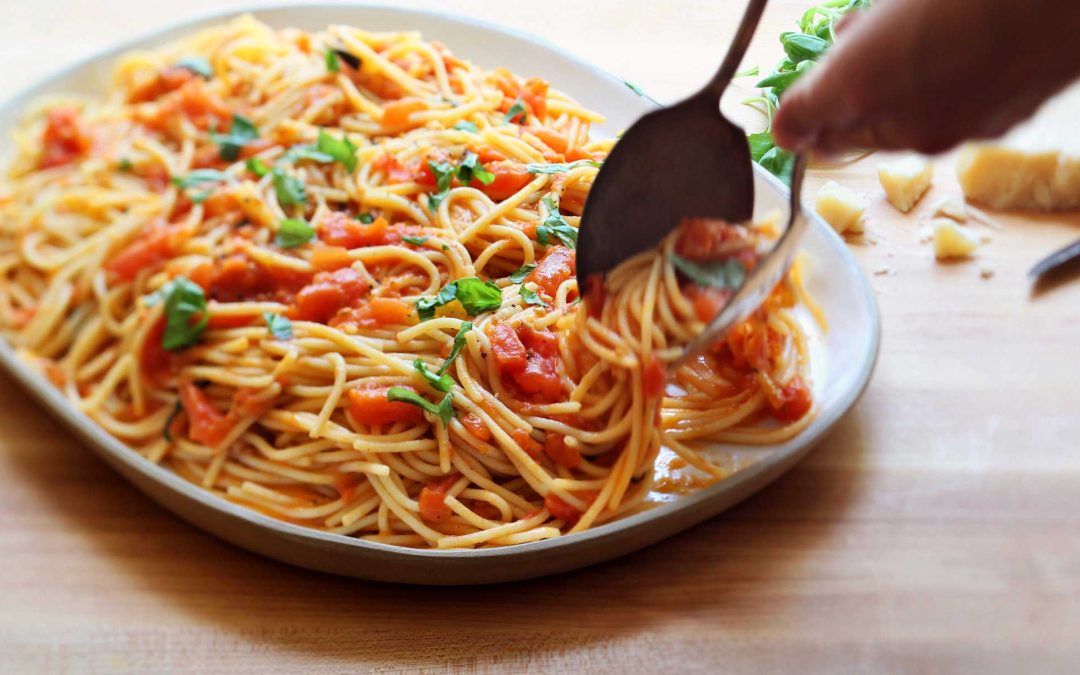 Linguine in Fresh Tomato Sauce with Garlic-Basil Toast