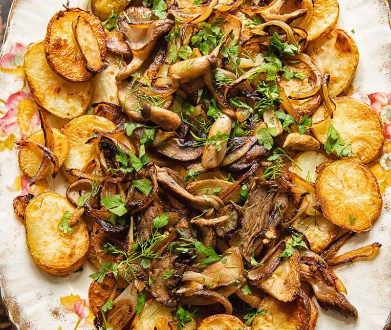 Mushrooms and potatoes in wine sauce