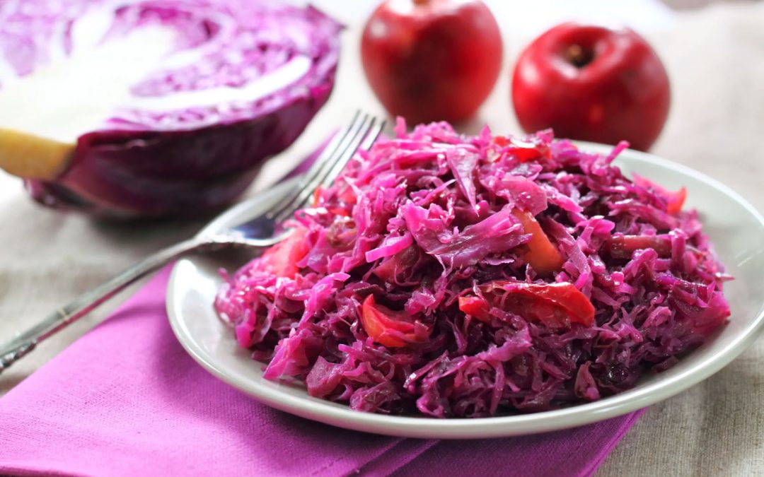 Red cabbage with apples