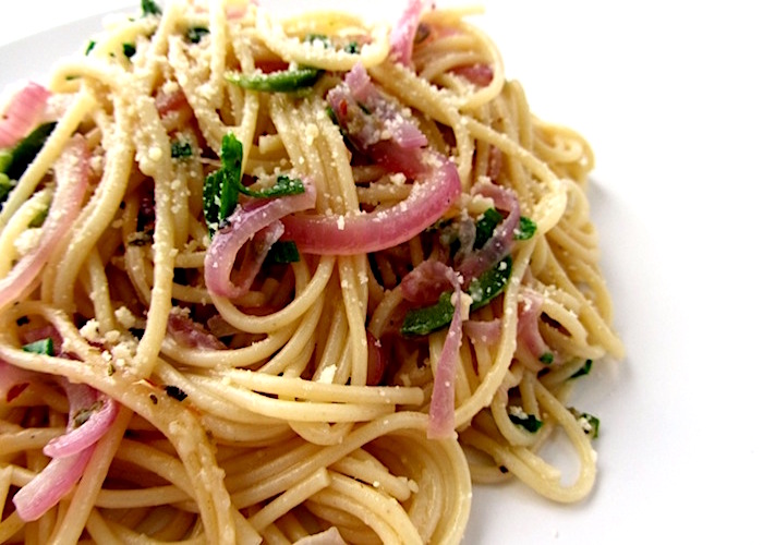 Spaghetti e cipolle (spaghetti and onions)