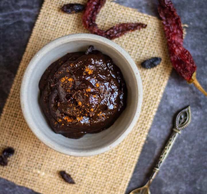 Raisin and tamarind chutney (a fresh chutney)